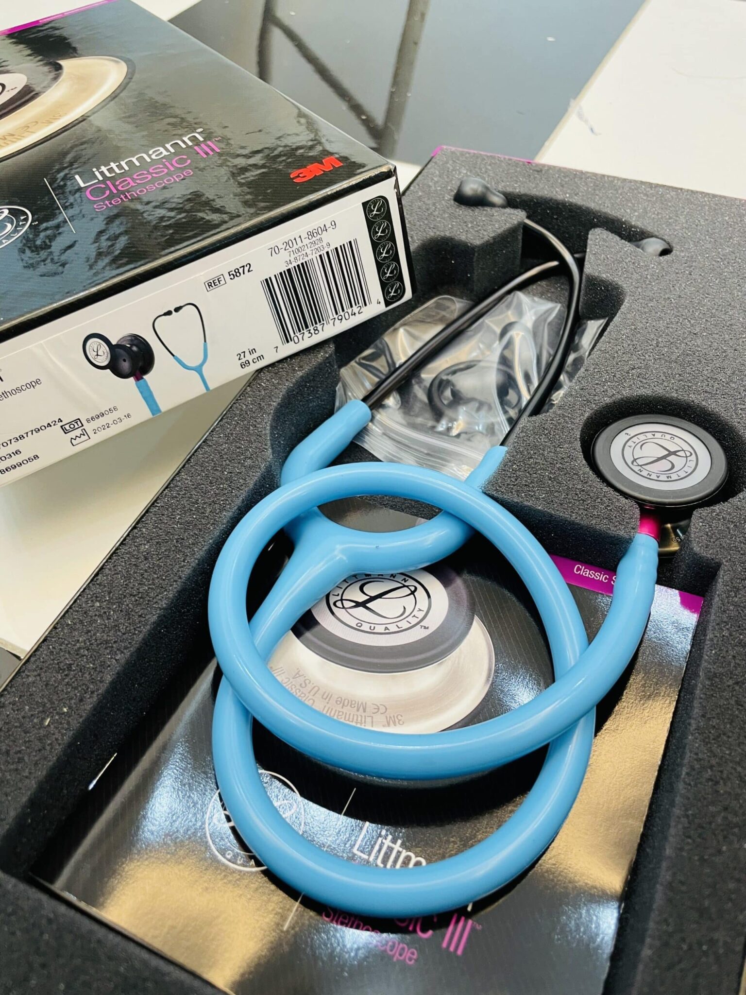 Ống nghe y khoa 3M™ LITTMANN® CLASSIC III™, 5872, MẶT NGHE MÀU KHÓI, DÂY NGỌC LAM, QUAI HỒNG VÀ BỘ TAI NGHE MÀU KHÓI